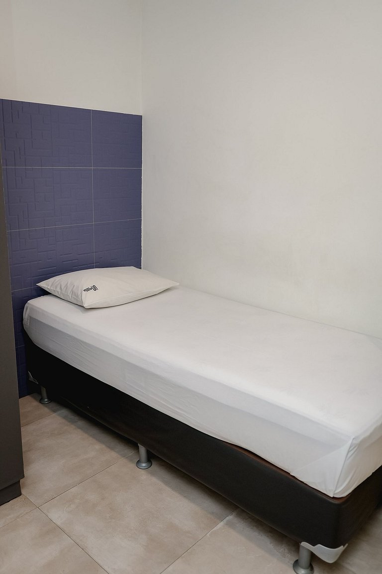 Quarto individual com uma cama de solteiro