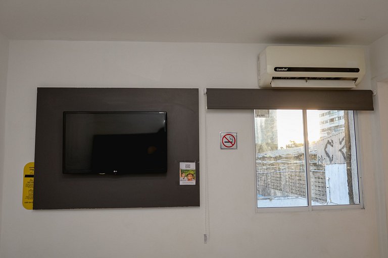 Quarto individual com uma cama de solteiro