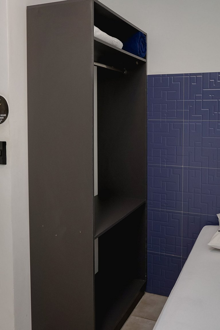 Quarto individual com uma cama de solteiro