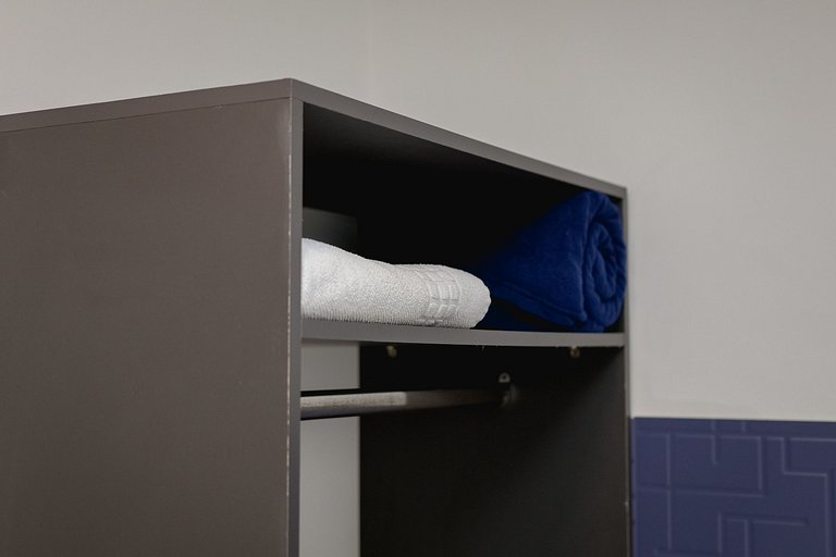 Quarto individual com uma cama de solteiro