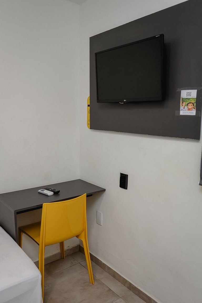 Quarto individual com uma cama de solteiro