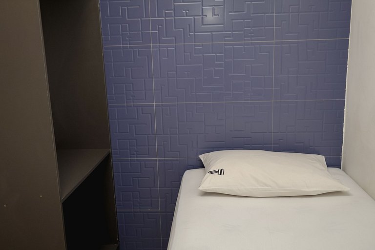 Quarto individual com uma cama de solteiro